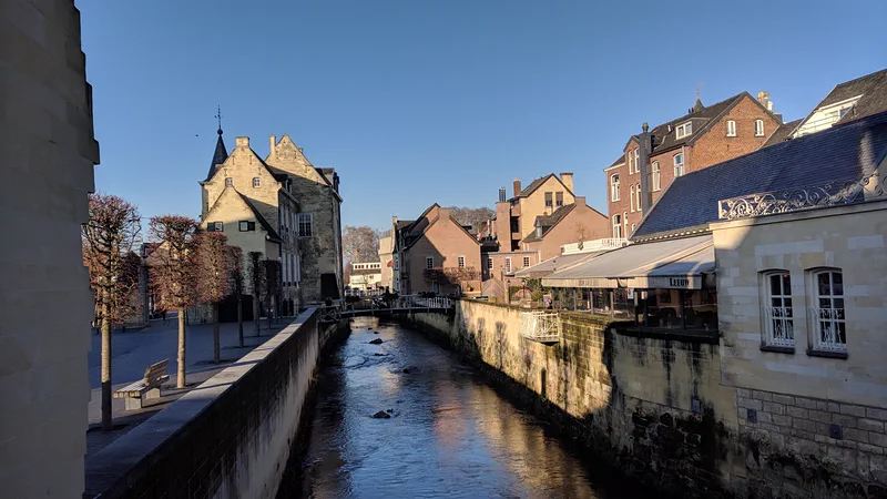 De Geul stroomt door het centrum van Valkenburg, langs terrassen en het Spaans Leenhof