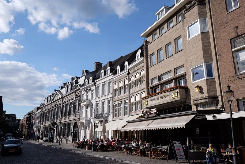 Terrassen in de zon aan de noordkant van het Vrijthof in Maastricht